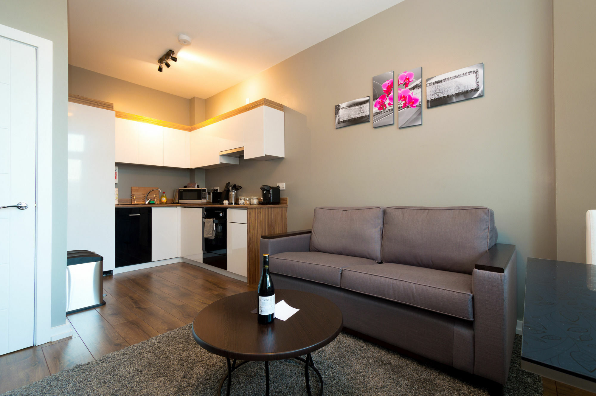 Aaron Wise Apartments Кардиф Екстериор снимка