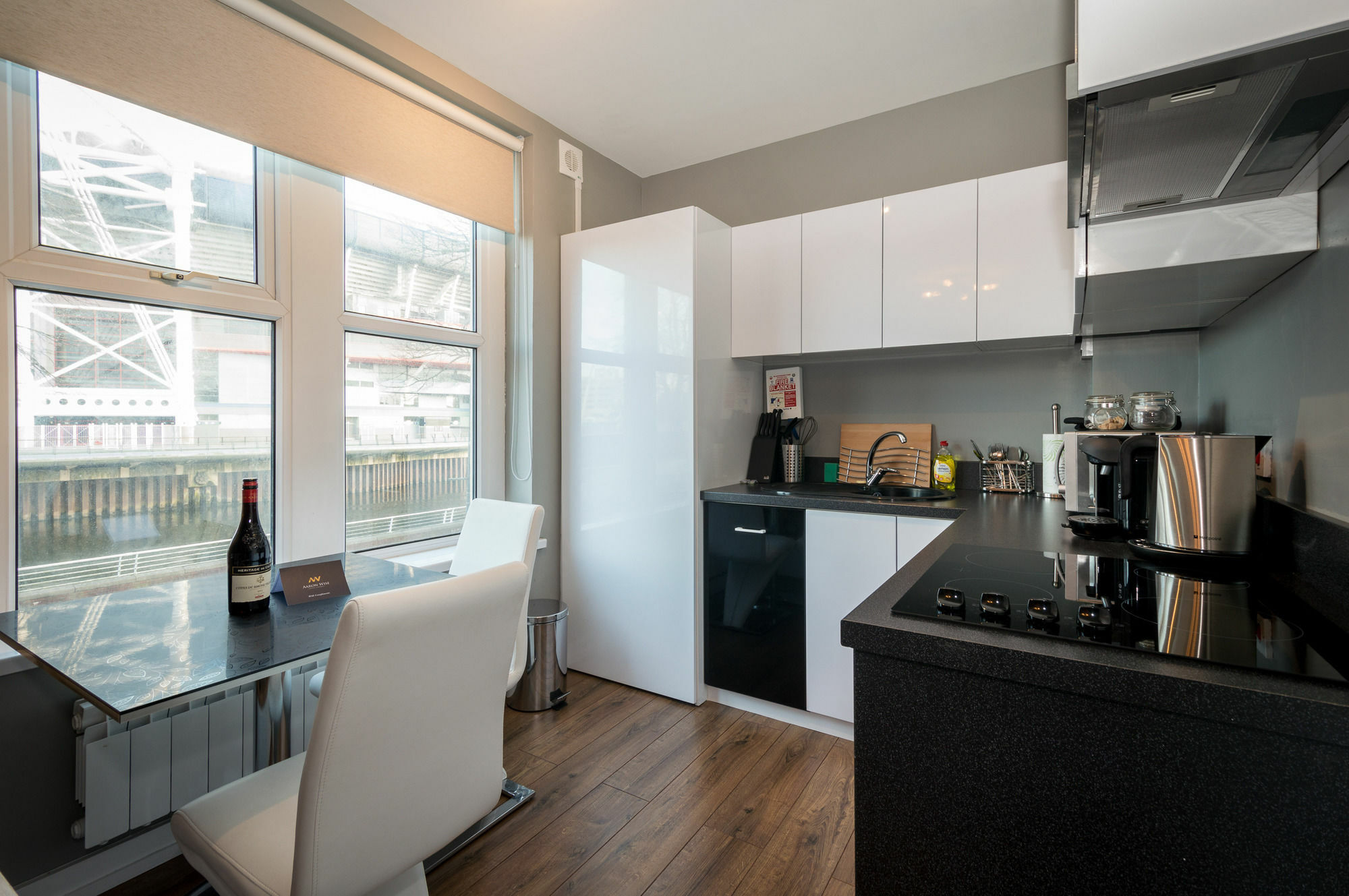Aaron Wise Apartments Кардиф Екстериор снимка